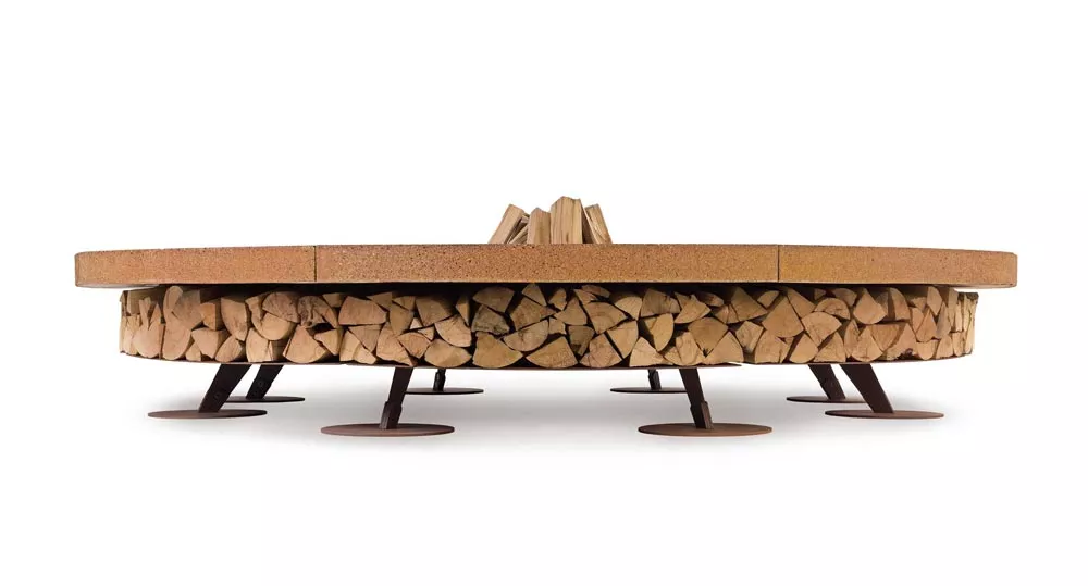 AK47 Ercole Beton Brown Stahl Feuerstelle Large 250 cm ohne Hintergrund mit Holzscheiten darunter auf Metallbeinen stehend