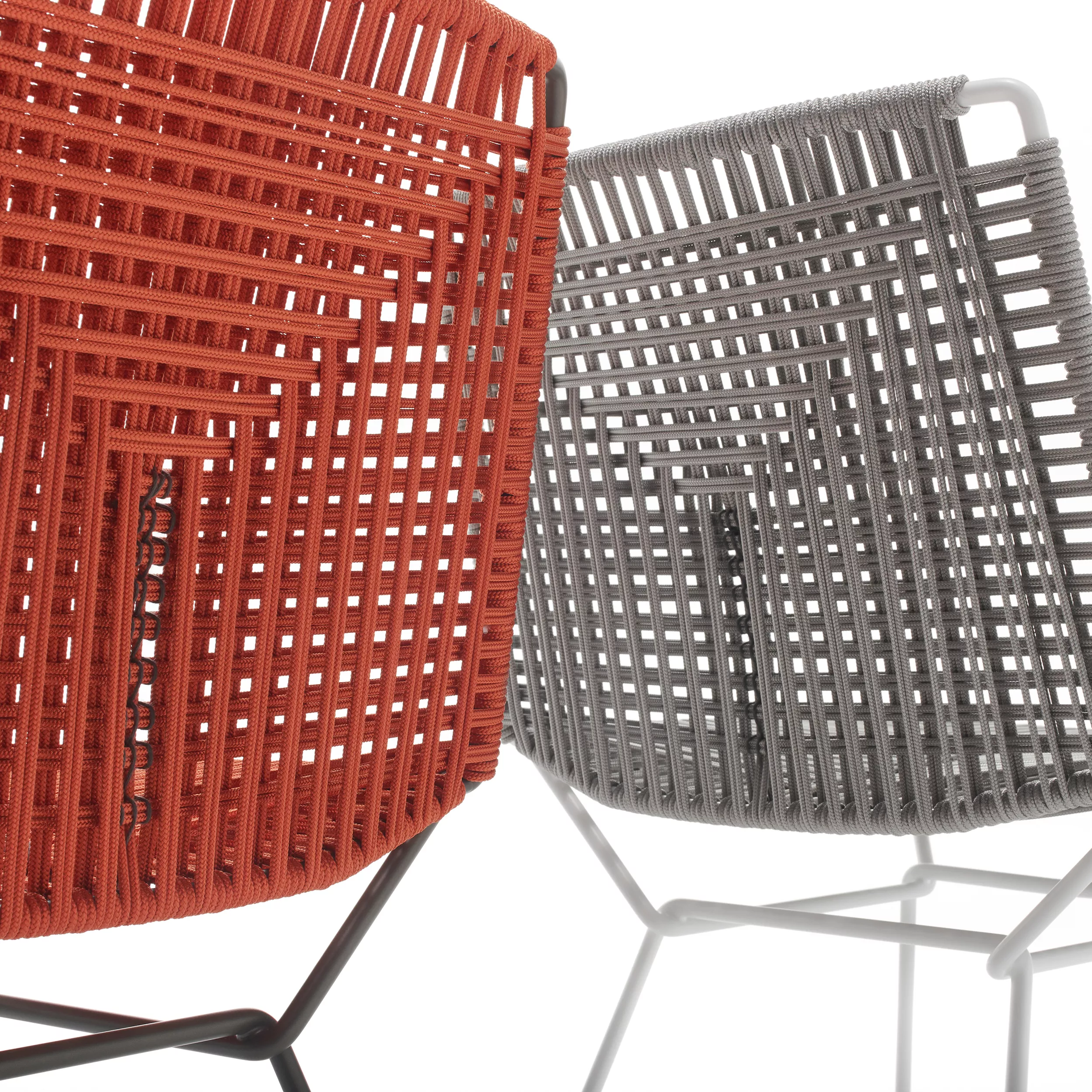 Zwei MDF Italia Neil Twist Stühle in Rot und Grau ohne Hintergrund