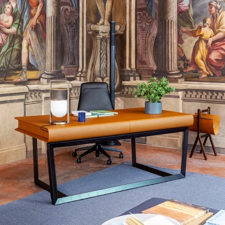 Der Fred Schreibtisch von Poltrona Frau vereint Eleganz und Funktionalität in perfekter Harmonie