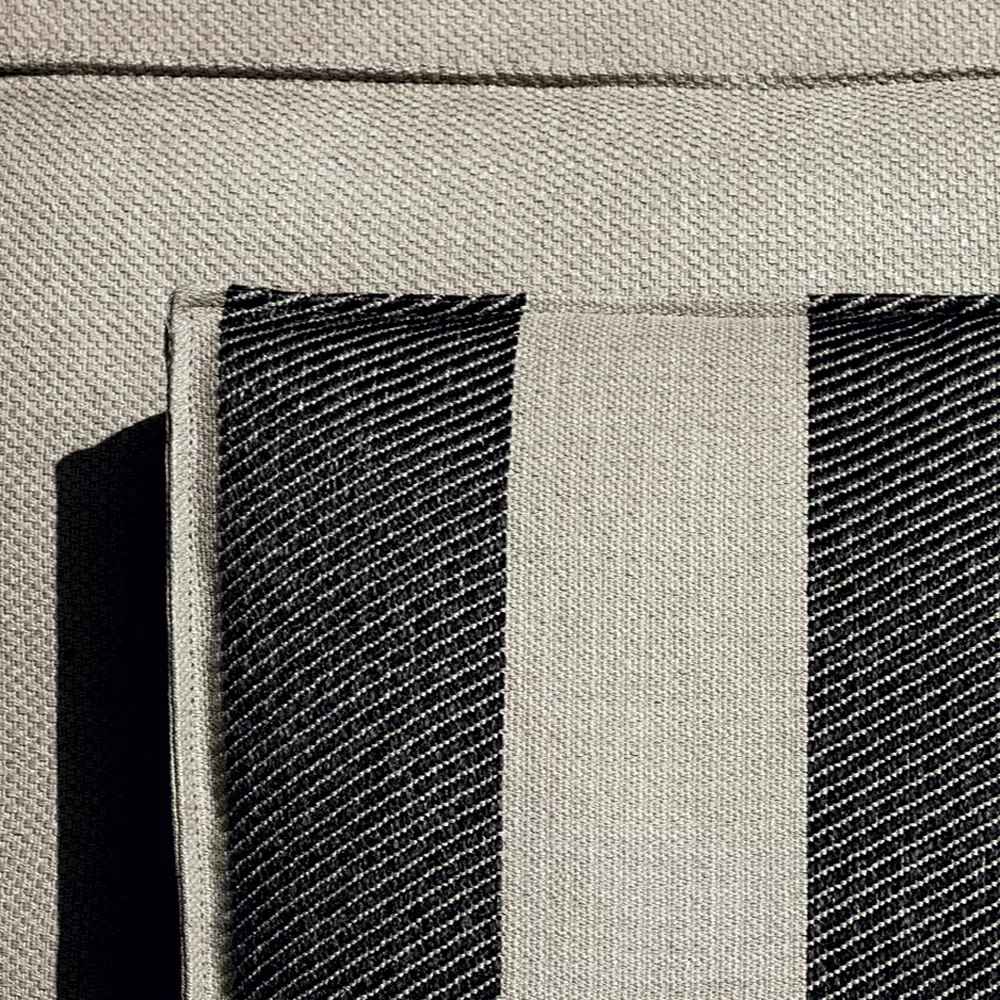 B&B Italia I Oh It Rains Sessel in Nahaufnahme zeigt die Textur und das Muster des Stoffes in einem stimmungsvollen Bild ohne Hintergrund