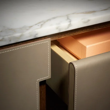 Die Fidelio Tische zeichnen sich durch die elegante Kombination hochwertiger Materialien und präziser Verarbeitung aus Das Untergestell aus massiver Esche in warmen Mokka oder Wenge Tönen verleiht ihm mit seinem dreieckigen Querschnitt eine moderne Ästhet