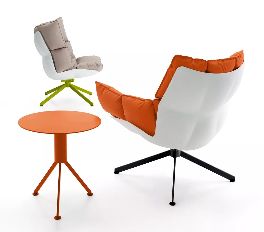 B&B Italia Husk Outdoor Loungesessel in Orange und Weiß mit passendem Beistelltisch in Orange ohne Hintergrund