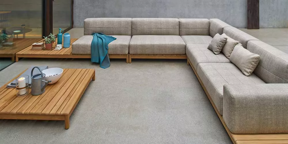 Varaschin Barcode Loungegruppe in Beige auf einer Terrasse mit Holztisch und Dekoration, moderne Gartenmöbel in stilvollem Ambiente.