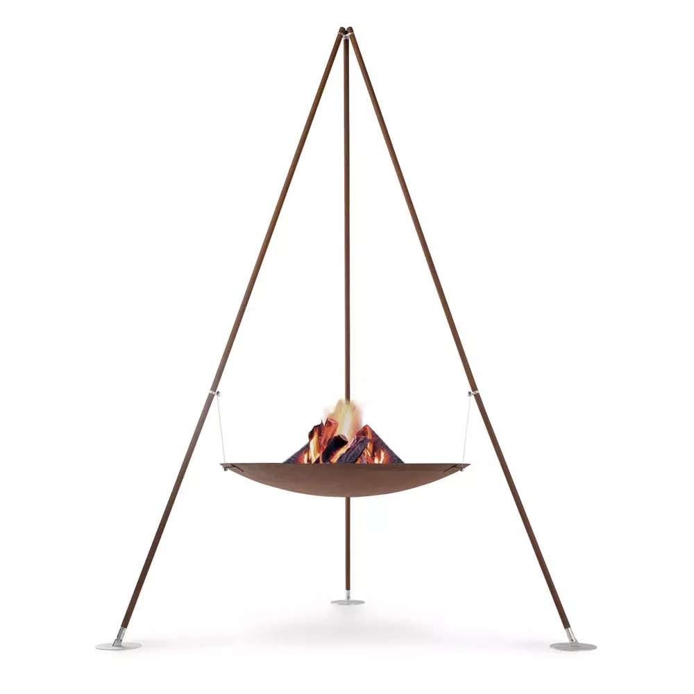 AK47 Tripee Feuerstelle aus oxidiertem Stahl 120 cm mit brennendem Feuer ohne Hintergrund