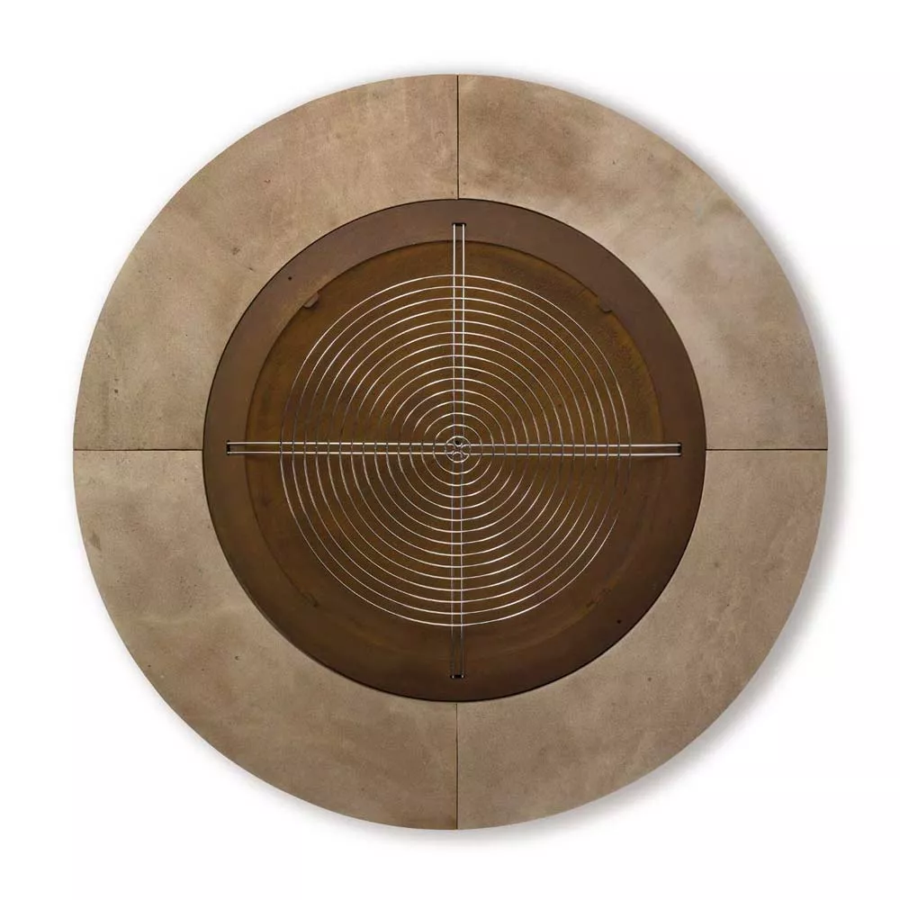 AK47 Rondo Feuerstelle aus Santafiora Trachyt und Stahl mit einem Durchmesser von 206 cm ohne Hintergrund