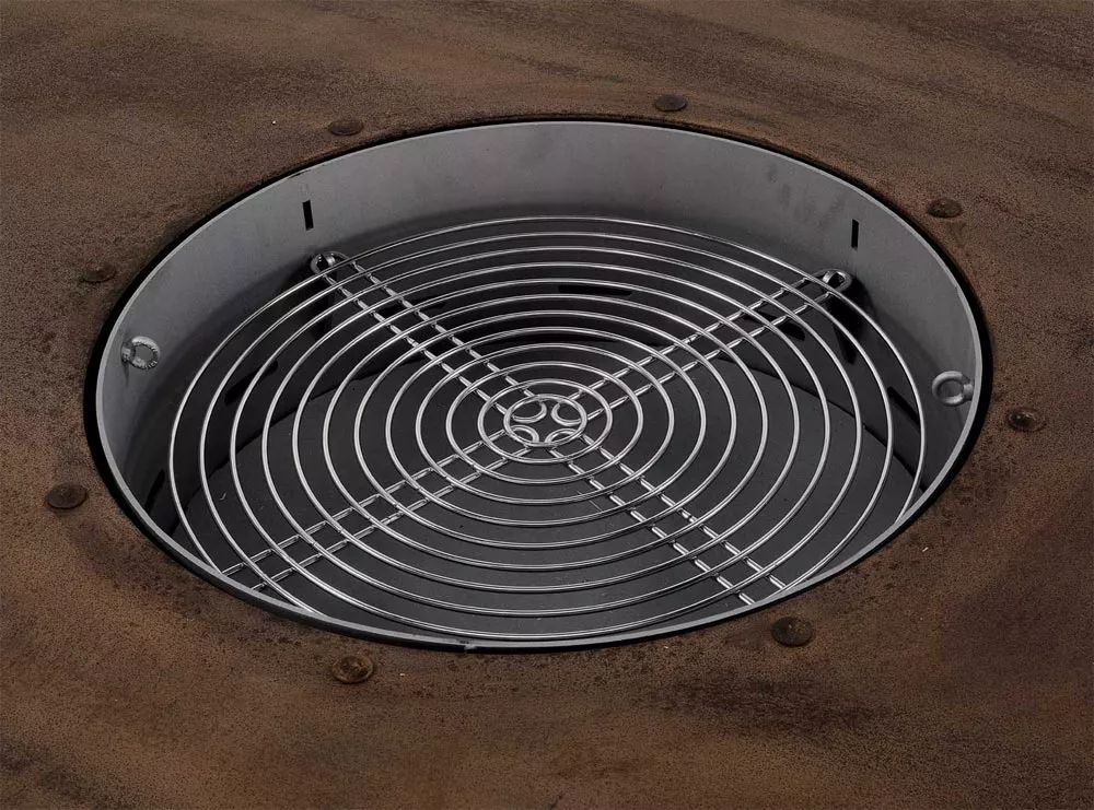 AK47 Zero Feuerstelle Gartenkamin in Nahaufnahme ohne Hintergrund mit Metallgitter und rostbrauner Oberfläche