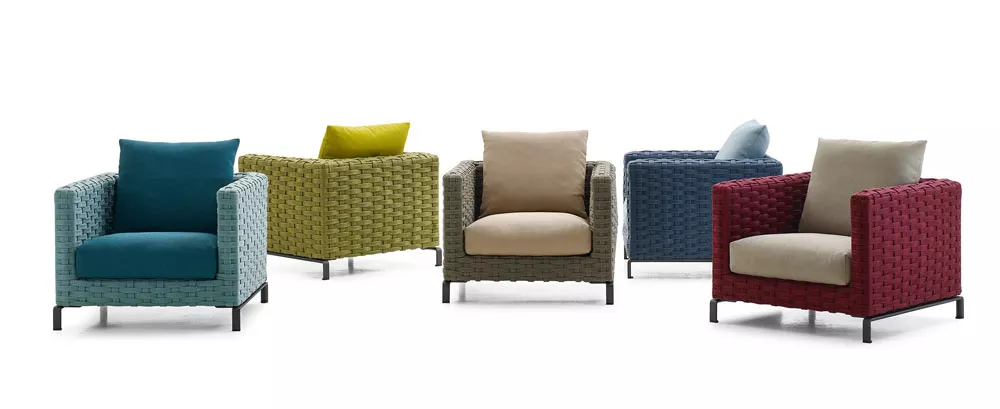 B&B Italia Ray Outdoor Fabric Loungesessel in verschiedenen Farben auf weißem Hintergrund