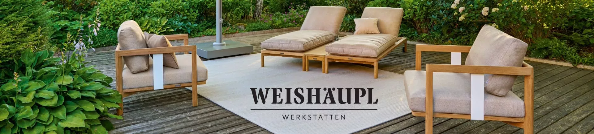 Weißhäupl Gartenmöbel-Set aus hellem Holz und beigen Kissen auf Holzterrasse, umgeben von grüner Gartenlandschaft, mit Logo im Vordergrund.
