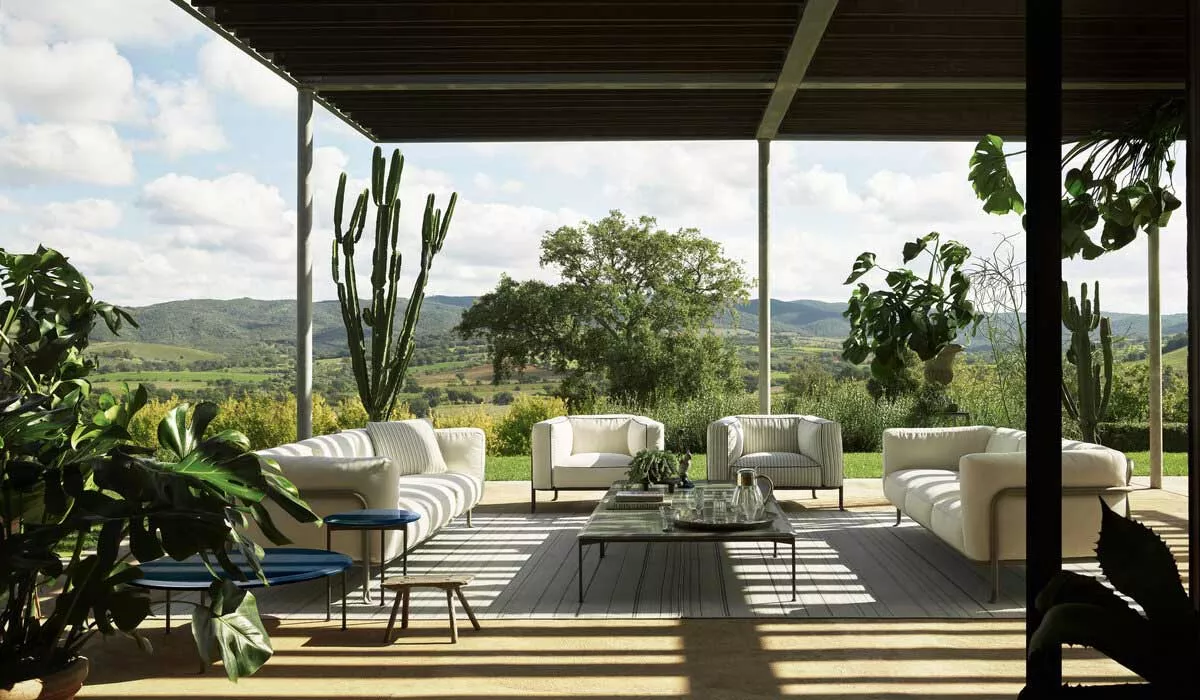 B&B Italia Borea Loungegruppe und Loungesofa auf einer Terrasse mit Blick auf eine grüne Landschaft und umgeben von Pflanzen