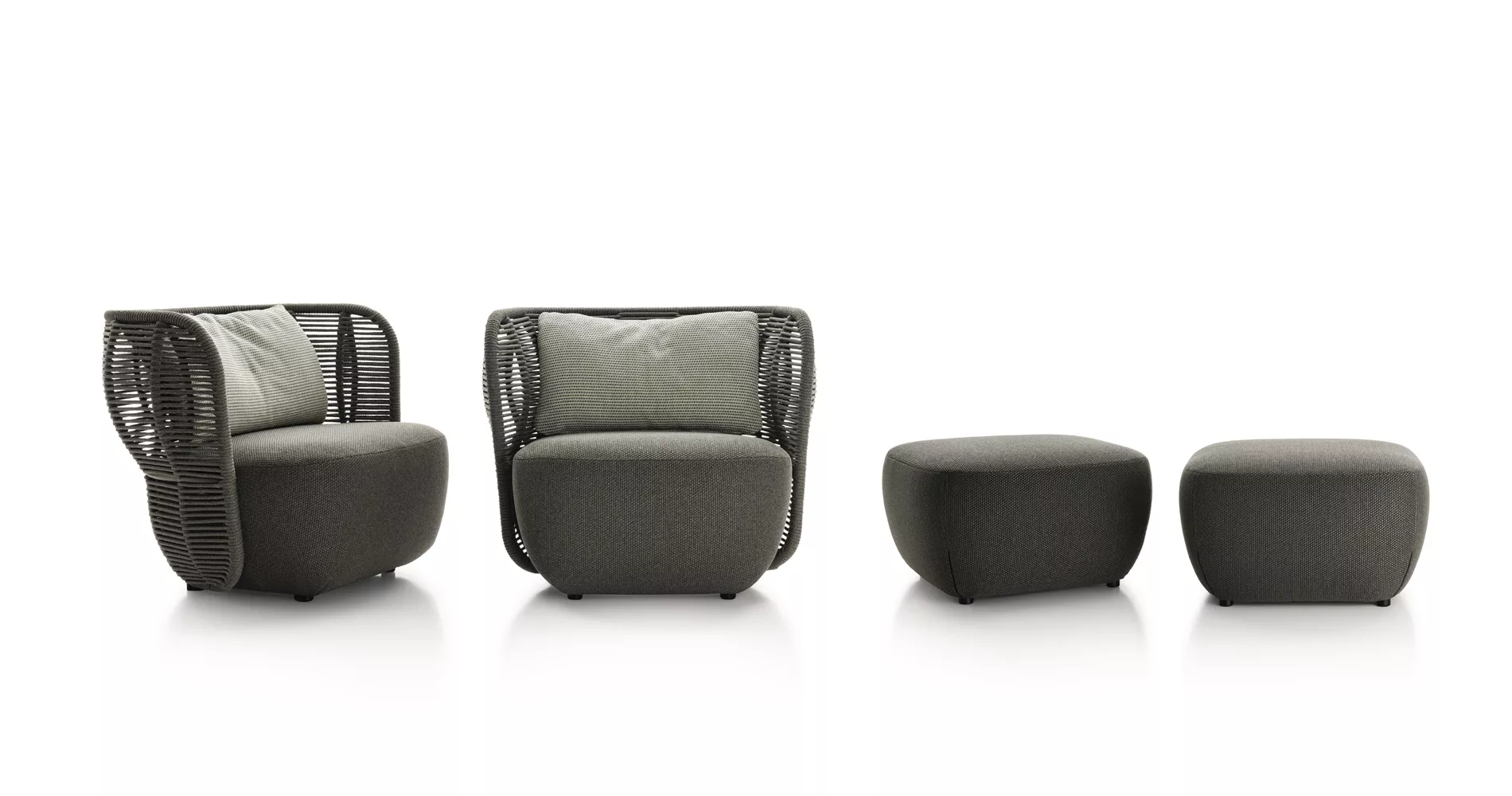 B&B Italia Bay Loungehocker in Dunkelgrau mit Kissen auf weißem Hintergrund.