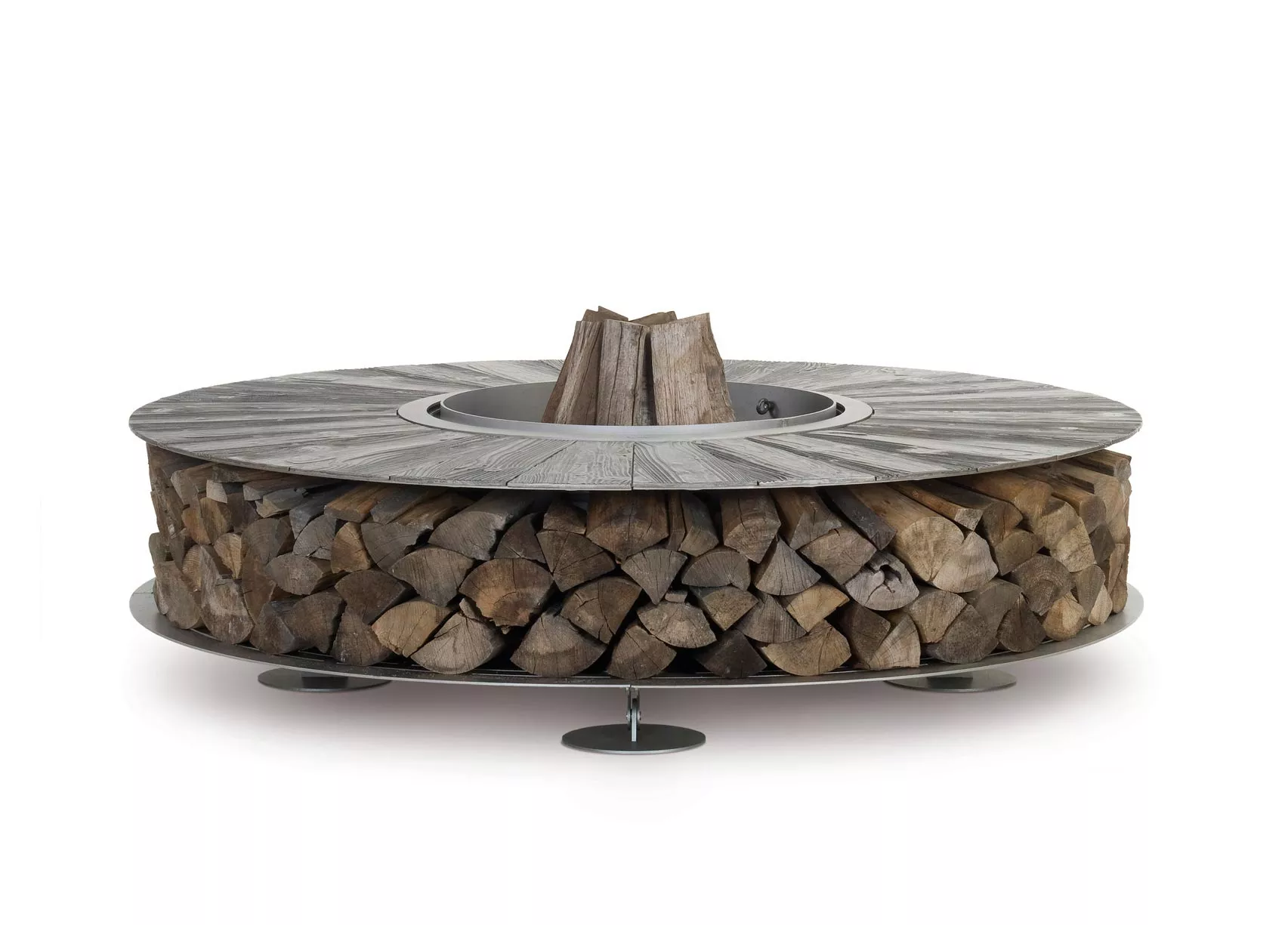 AK47 Zero Iron Feuerstelle 300 cm Gartenkamin Zero ohne Hintergrund mit Holzscheiten im unteren Bereich und einer Feuerstelle in der Mitte
