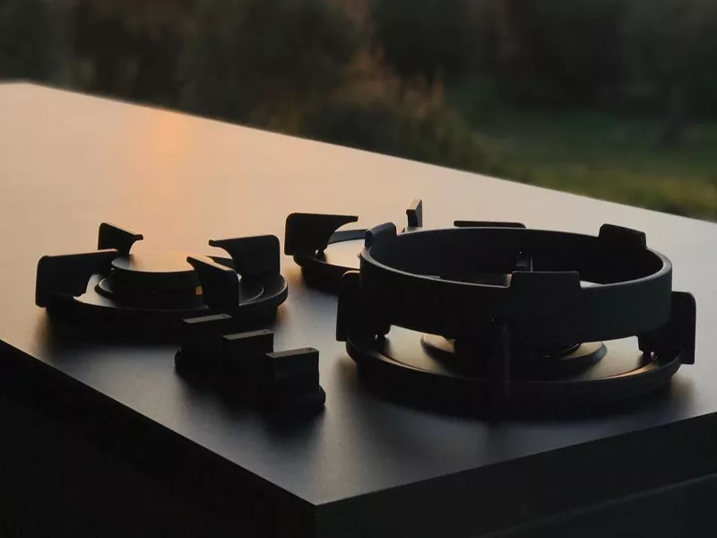 Sachi Küchenfeld in Schwarz auf einem Tisch bei Sonnenuntergang, stimmungsvolles Bild mit unscharfem Hintergrund.