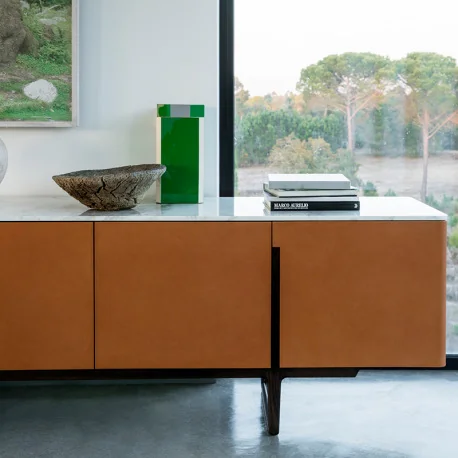 Die Fidelio Tische zeichnen sich durch die elegante Kombination hochwertiger Materialien und präziser Verarbeitung aus Das Untergestell aus massiver Esche in warmen Mokka oder Wenge Tönen verleiht ihm mit seinem dreieckigen Querschnitt eine moderne Ästhet