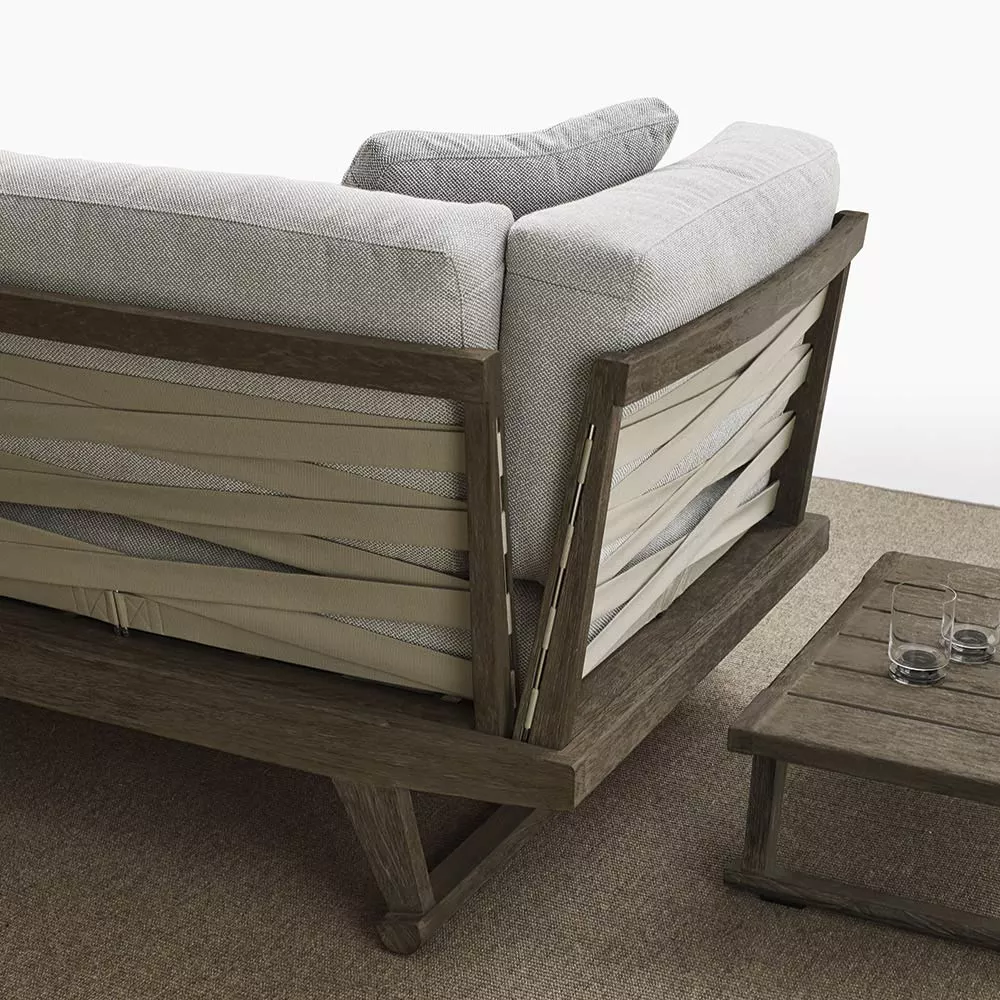 B&B Italia Gio Loungegruppe Gartensofa in einem modernen Wohnzimmer mit einem Holztisch und zwei Gläsern auf einem Teppich ohne Hintergrund