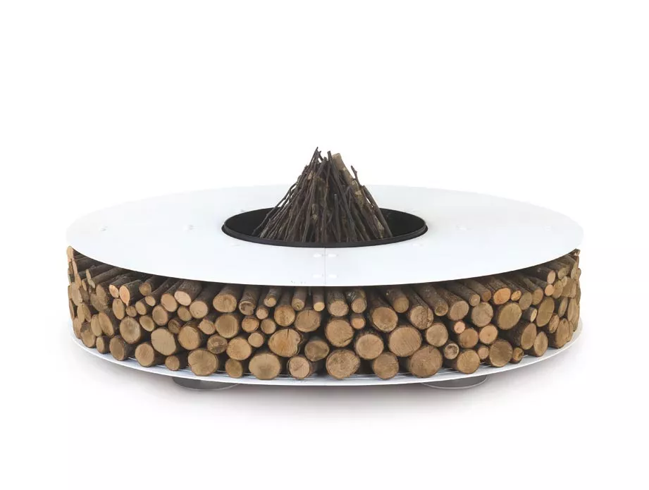 AK47 Zero Feuerstelle in Weiß mit 150 cm Durchmesser Gartenkamin mit Holzstapeln ohne Hintergrund