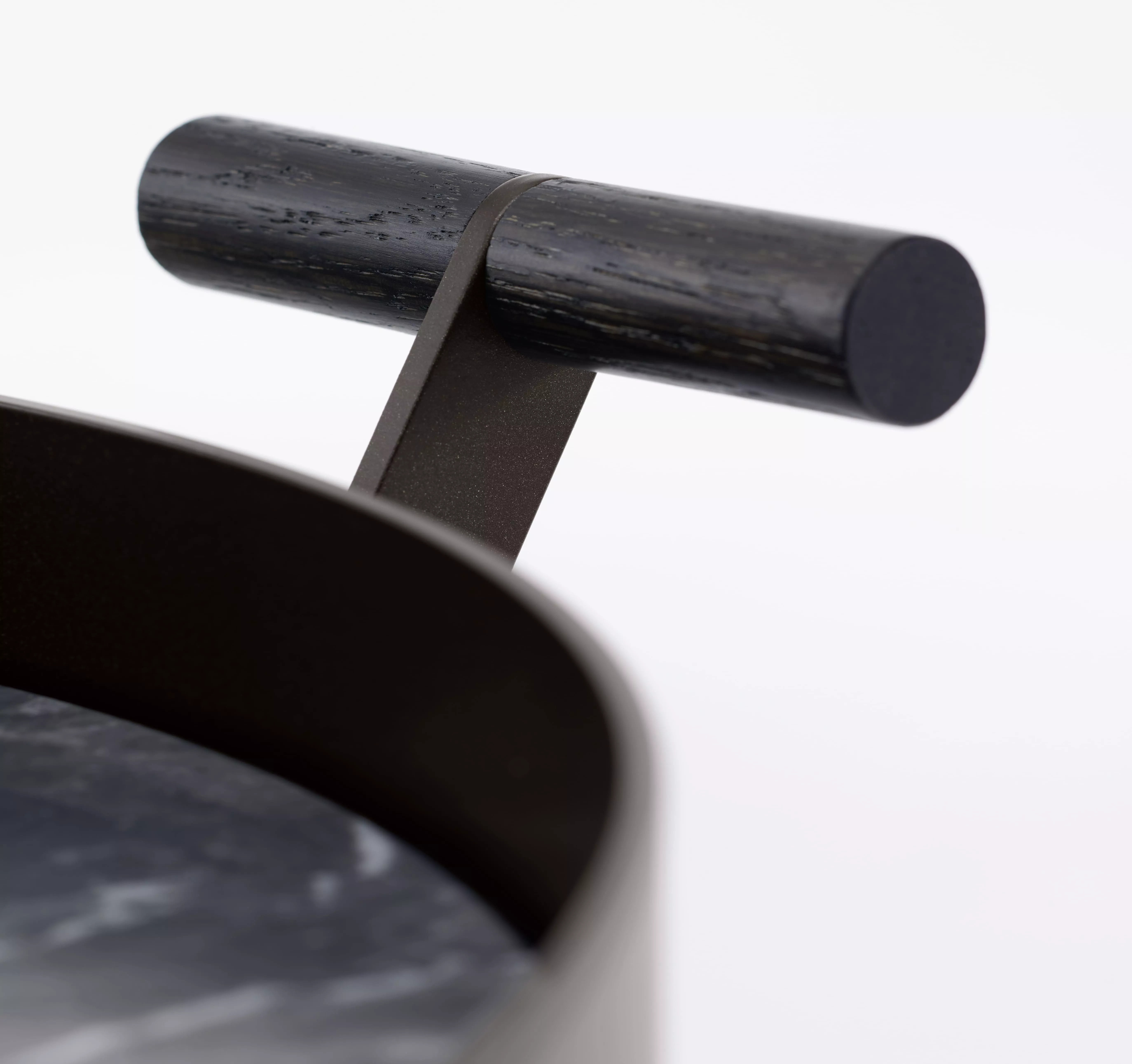 Detailaufnahme des DRAENERT Day Couchtischs mit schwarzer Marmorplatte und elegantem Griff ohne Hintergrund