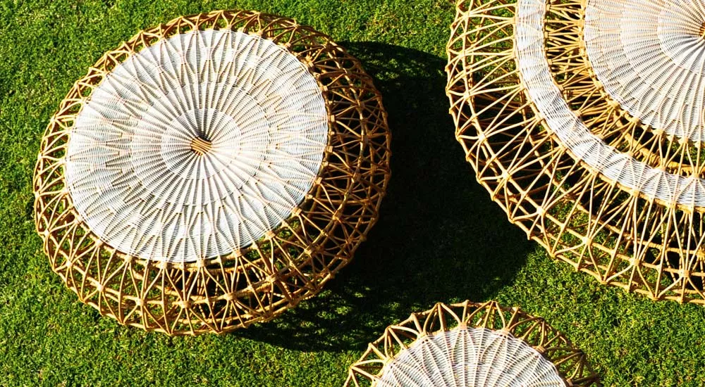 Kenneth Cobonpue Dreamcatcher, runde Rattanmöbel in Naturtönen, auf grünem Rasen, Vogelperspektive, stimmungsvolles Outdoor-Bild.