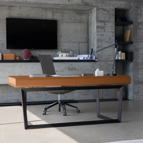 Der Fred Schreibtisch von Poltrona Frau vereint Eleganz und Funktionalität in perfekter Harmonie