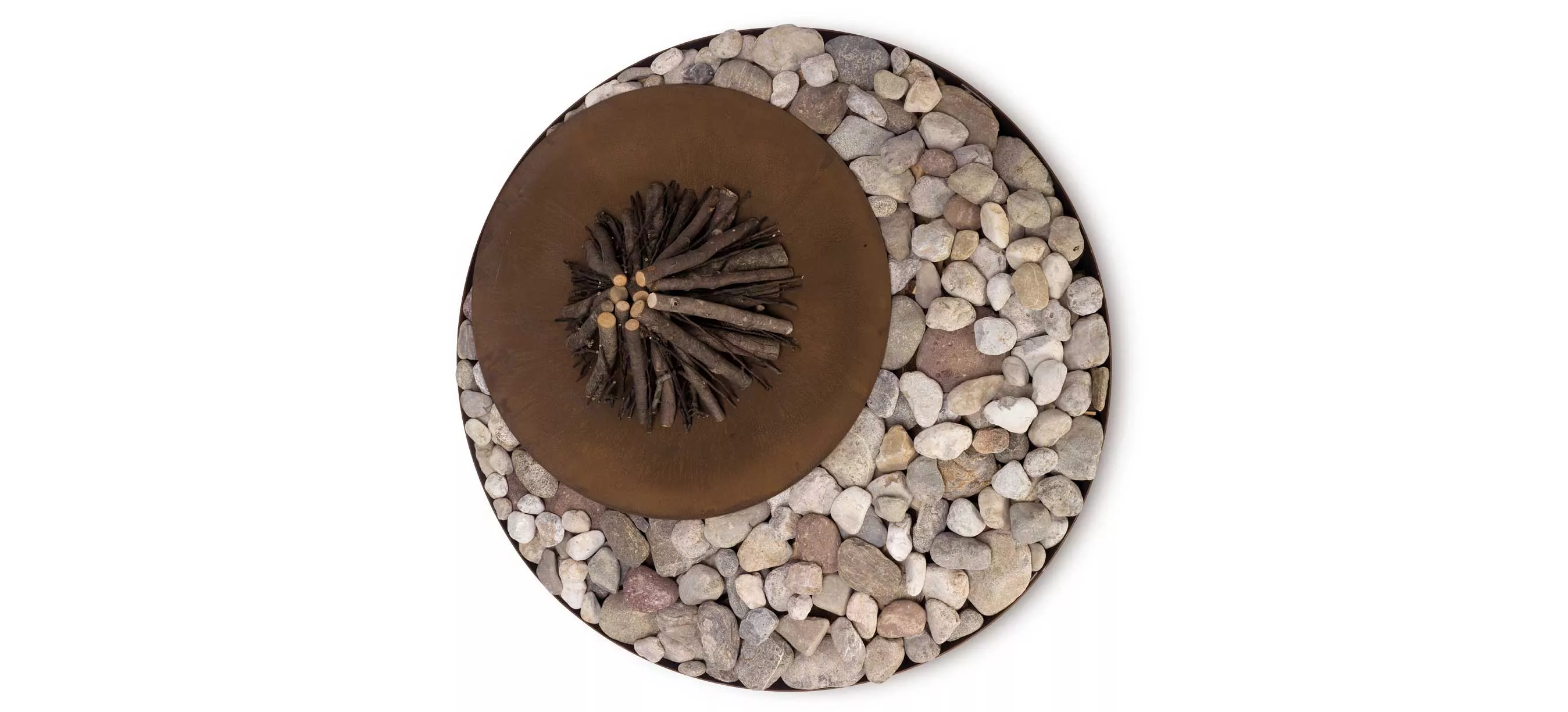 AK47 Zen Feuerstelle aus oxidiertem Stahl 180 cm umgeben von Steinen ohne Hintergrund