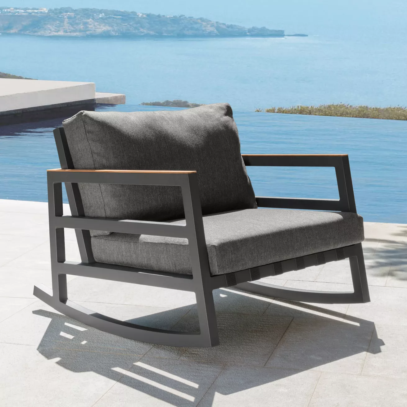 Talenti Alabama Alu Sessel in Grau auf einer Terrasse mit Meerblick, technische Datenblattansicht.