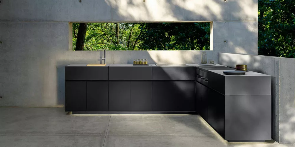 Außenküche der Talenti Kollektion Tikal in Anthrazitgrau, präsentiert in einer modernen, minimalistischen Umgebung mit Betonwänden.