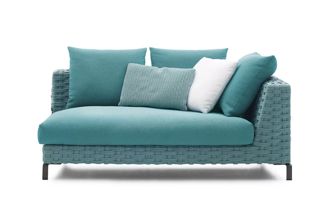 B&B Italia Ray Outdoor Sofa mit türkisfarbenen Kissen in verschiedenen Größen auf weißem Hintergrund