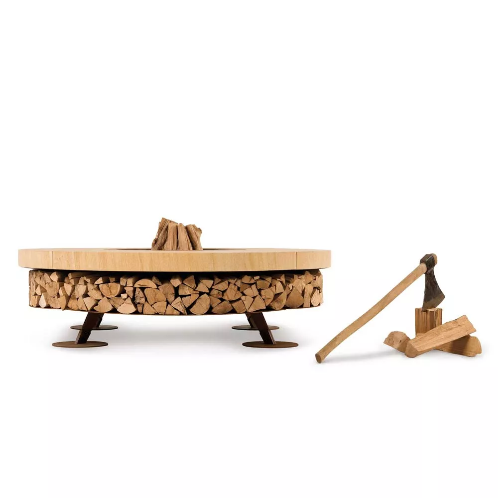 AK47 Ercole Feuerstelle aus Marmor Sandy Stahl XSmall 120 cm mit Holzscheiten und Axt auf weißem Hintergrund