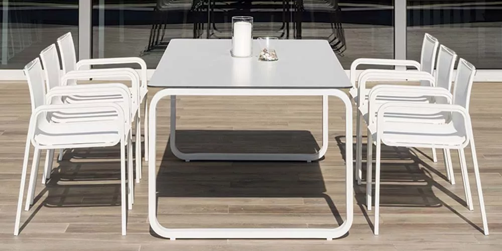 Calma Due weißer Esstisch mit acht Stühlen auf Holzterrasse, modernes Design, technische Abbildung.