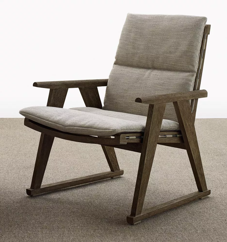 B&B Italia Gio Loungesessel mit grauem Polster auf einem Teppich in einem minimalistischen Raum ohne Hintergrund