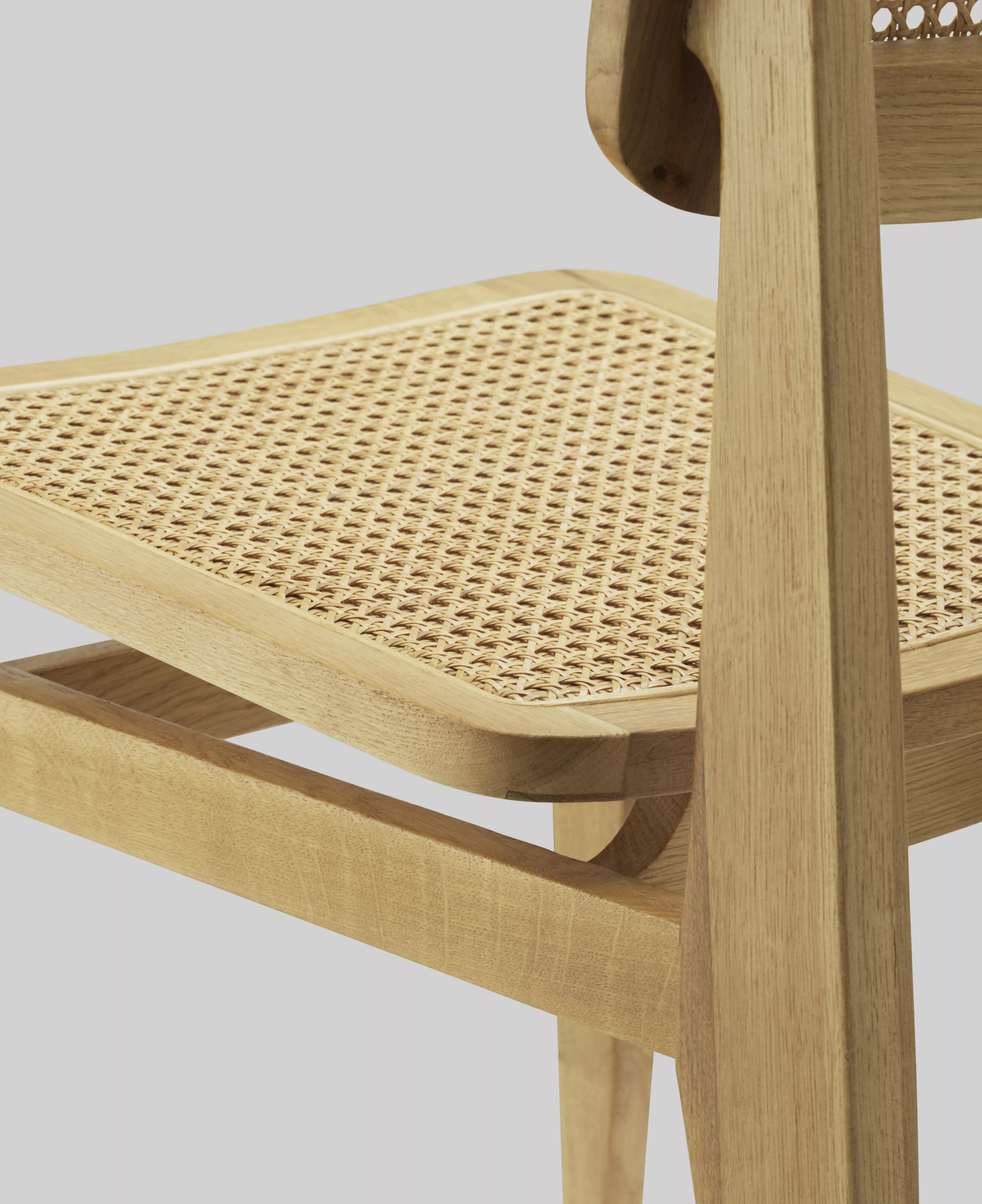Gubi C-Chair aus hellem Holz mit geflochtener Sitzfläche ohne Hintergrund
