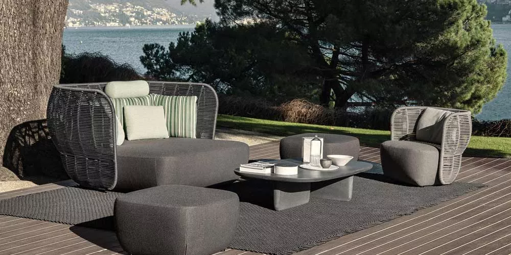 B&B Italia Bay Loungegruppe Loungesofa und Sessel auf einer Terrasse mit Blick auf einen See und Berge im Hintergrund