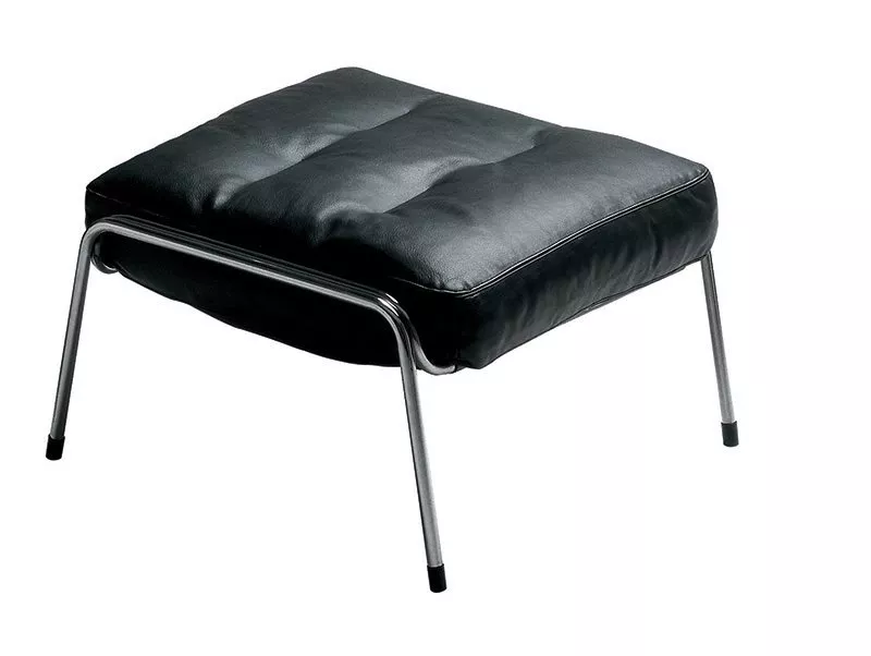 Zanotta 900 Maggiolina Plus Hocker in schwarzem Leder mit verchromtem Stahlrahmen ohne Hintergrund