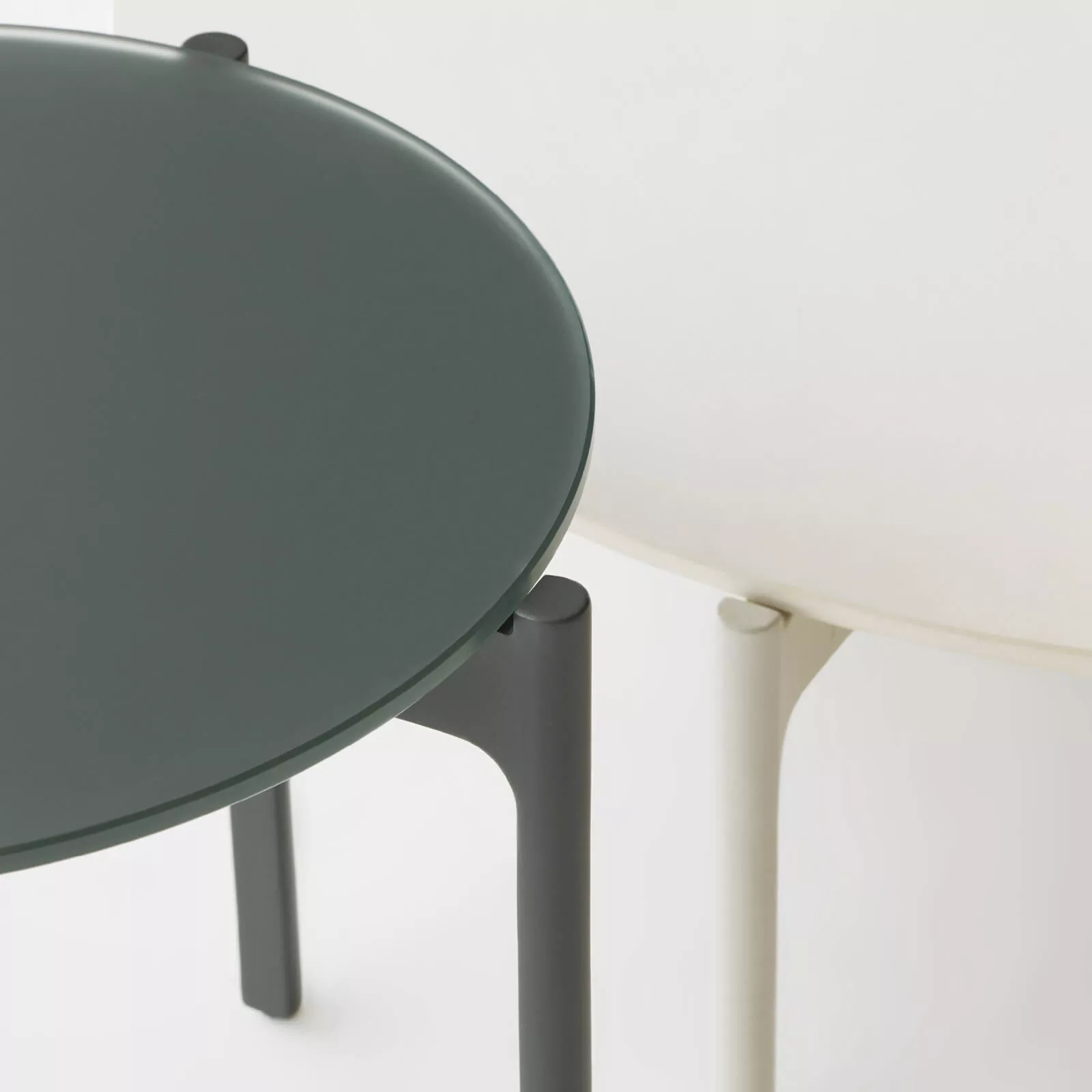 Dedon Izon Tischset bestehend aus einem Kaffeetisch und einem Beistelltisch in modernem Design ohne Hintergrund.