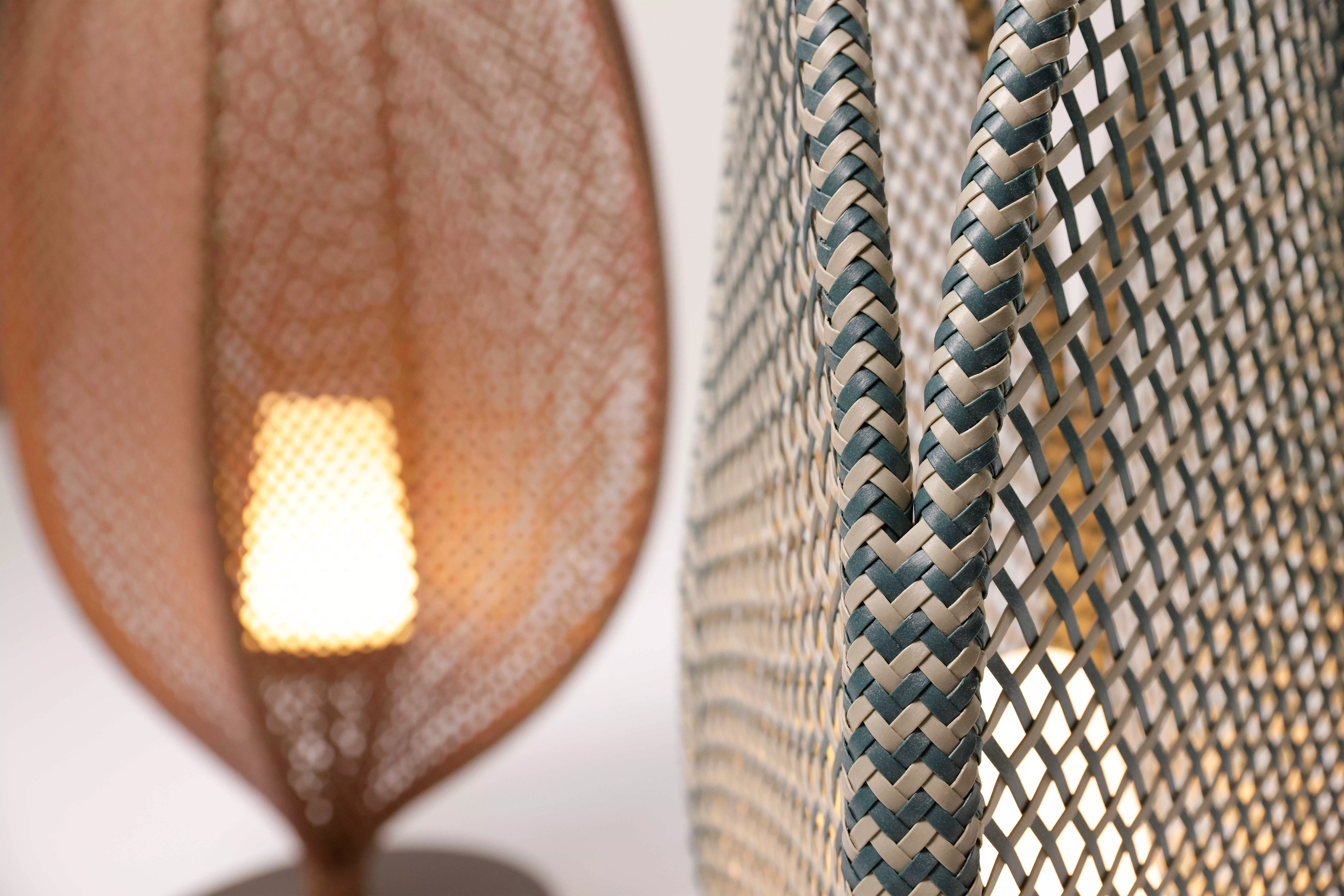 Dedon Scoora Lampen in Nahaufnahme mit geflochtenem Design und warmem Licht ohne Hintergrund