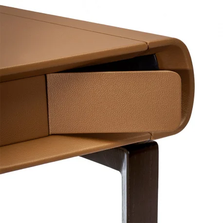 Der Fred Schreibtisch von Poltrona Frau vereint Eleganz und Funktionalität in perfekter Harmonie