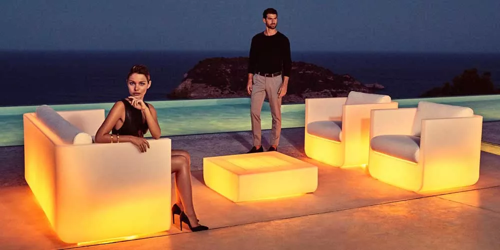 Vondom Ulm Loungegruppe in Weiß, stimmungsvoll beleuchtet, auf einer Terrasse mit Pool und Meerblick bei Nacht.
