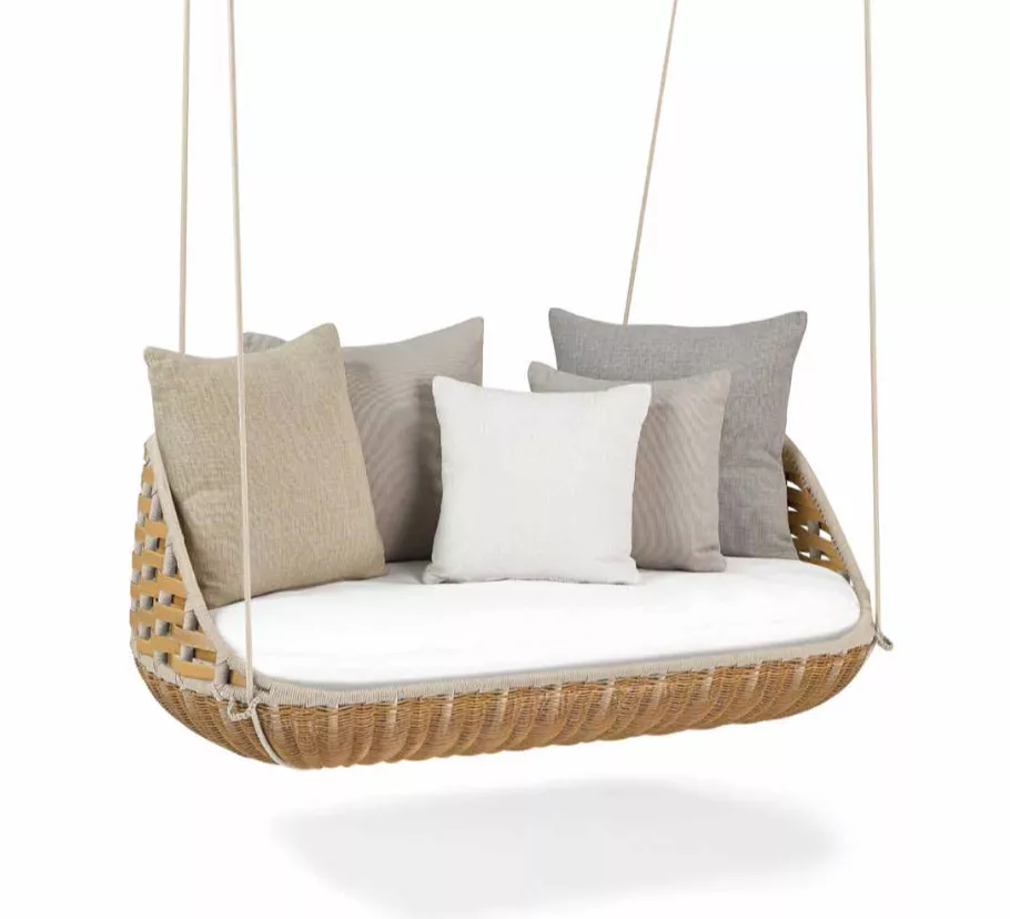 Dedon Swingus 2er Sofa mit beigen und grauen Kissen hängt an Seilen vor weißem Hintergrund