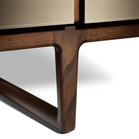 Die Fidelio Tische zeichnen sich durch die elegante Kombination hochwertiger Materialien und präziser Verarbeitung aus Das Untergestell aus massiver Esche in warmen Mokka oder Wenge Tönen verleiht ihm mit seinem dreieckigen Querschnitt eine moderne Ästhet