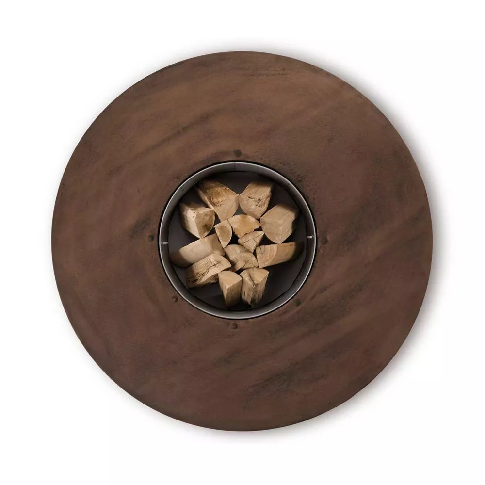 AK47 Zero Feuerstelle 120 cm Gartenkamin Zero mit Holzscheiten in der Mitte ohne Hintergrund