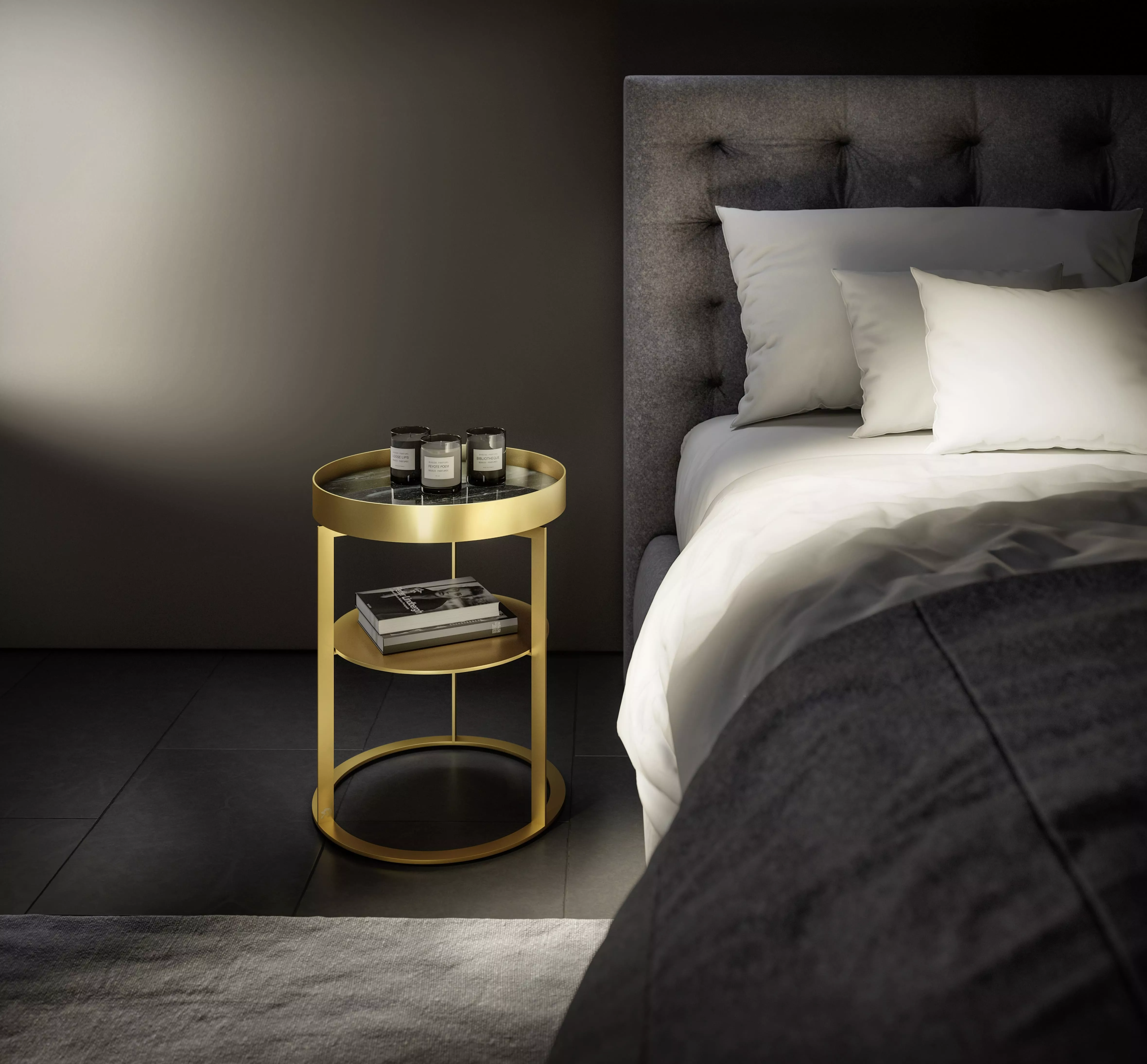 DRAENERT NIGHT Couchtisch goldfarben neben einem Bett mit Kerzen und Büchern auf der Ablage in einem gemütlichen Schlafzimmer