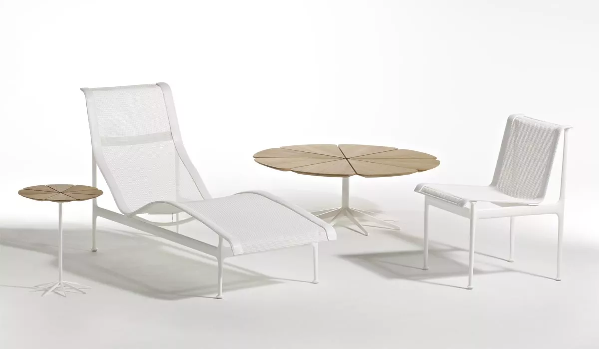 Knoll Studio Petal Beistelltisch in zwei Größen mit weißem Gestell und Holzplatte zusammen mit weißen Gartenmöbeln ohne Hintergrund.