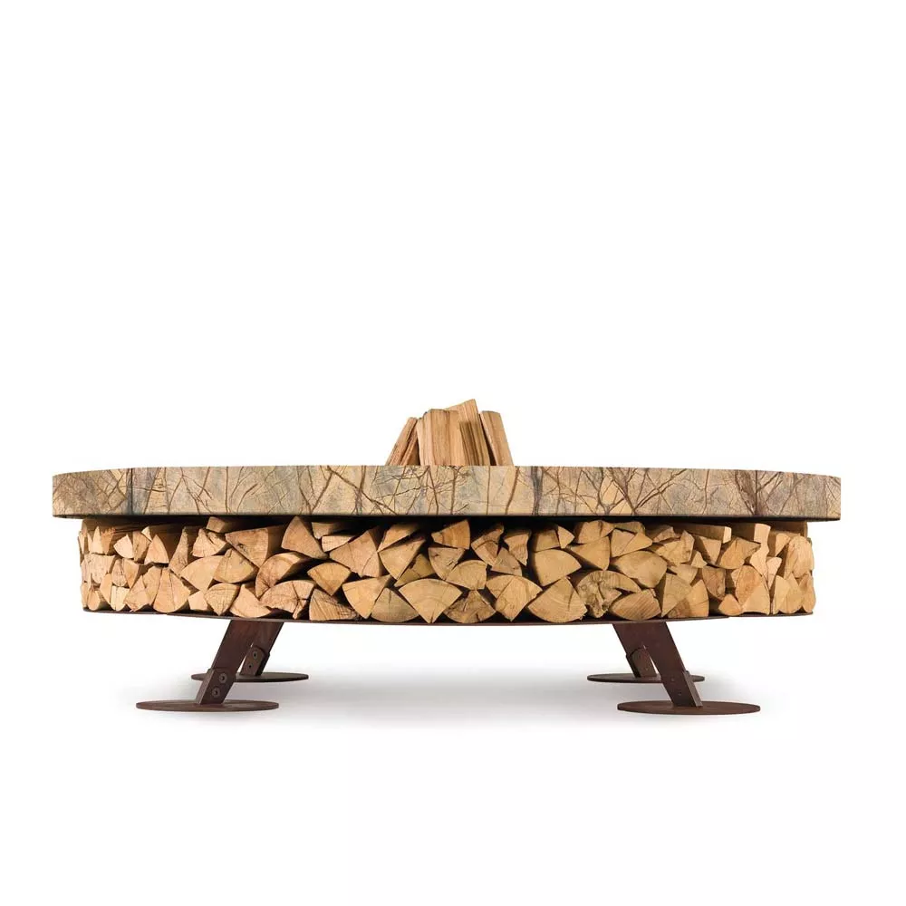 AK47 Ercole Feuerstelle aus Marmor Rain Forest Brown und Stahl in XSmall 120 cm ohne Hintergrund mit Holzstapeln darunter