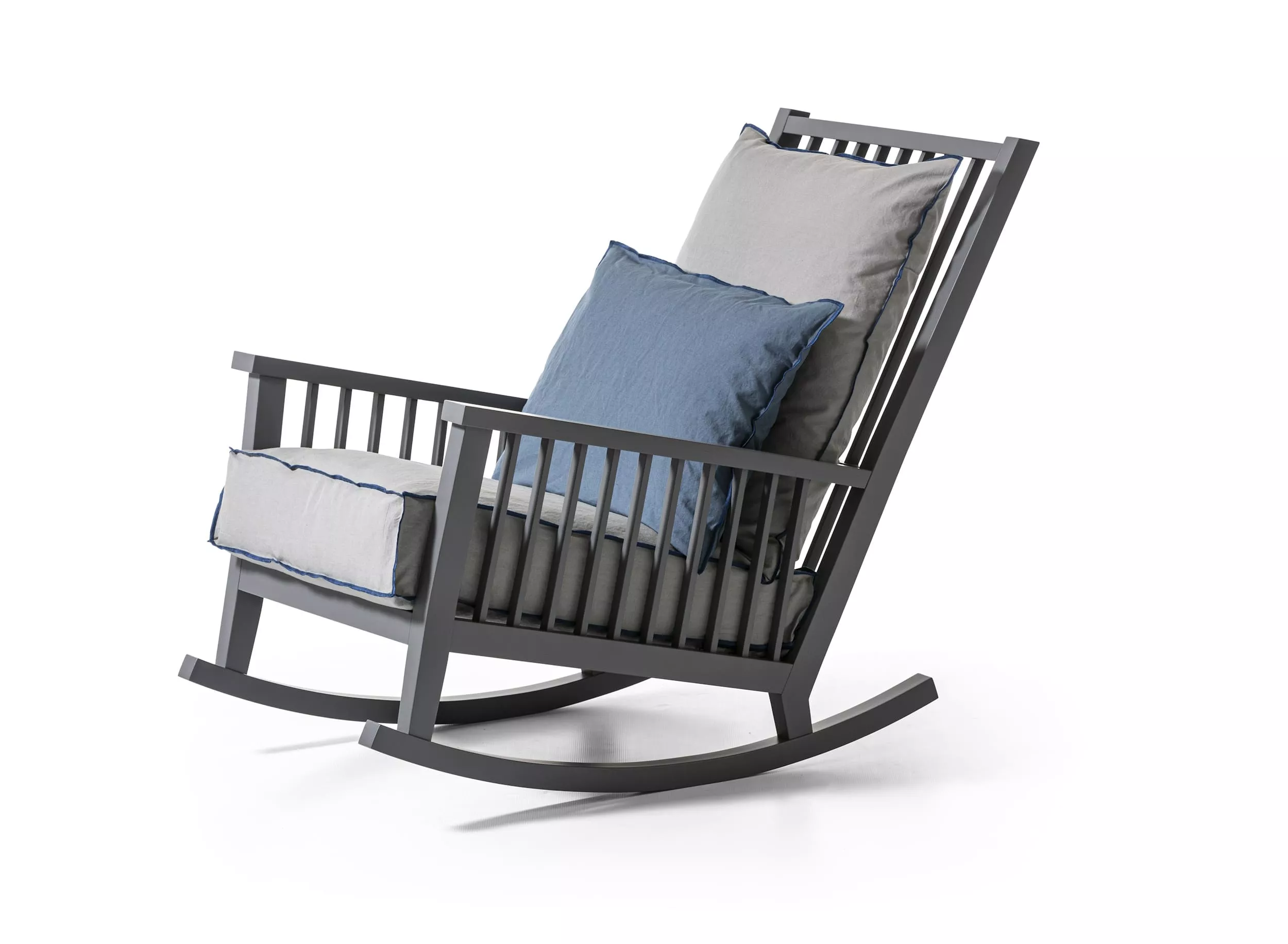 Gervasoni Gray 09 Schaukelstuhl mit grauen und blauen Kissen auf weißem Hintergrund
