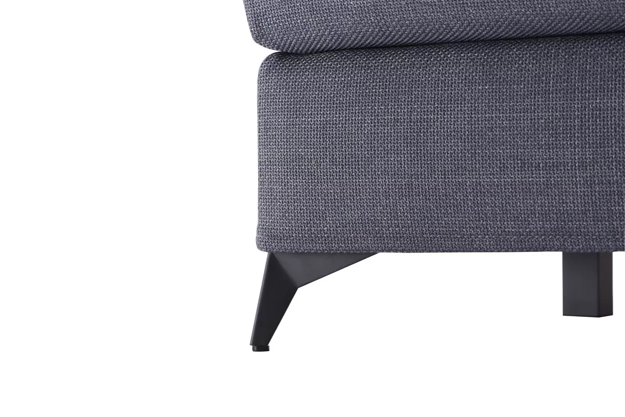 Ein graues Sofa mit schwarzem Winkelfuß auf weißem Hintergrund.