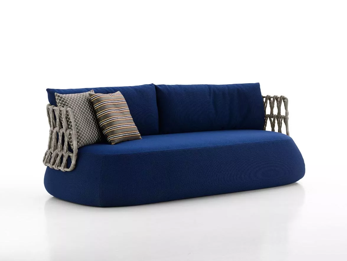 B&B Italia Fat Gartensofa 232 cm Outdoor Loungesofa in Blau mit Kissen auf weißem Hintergrund