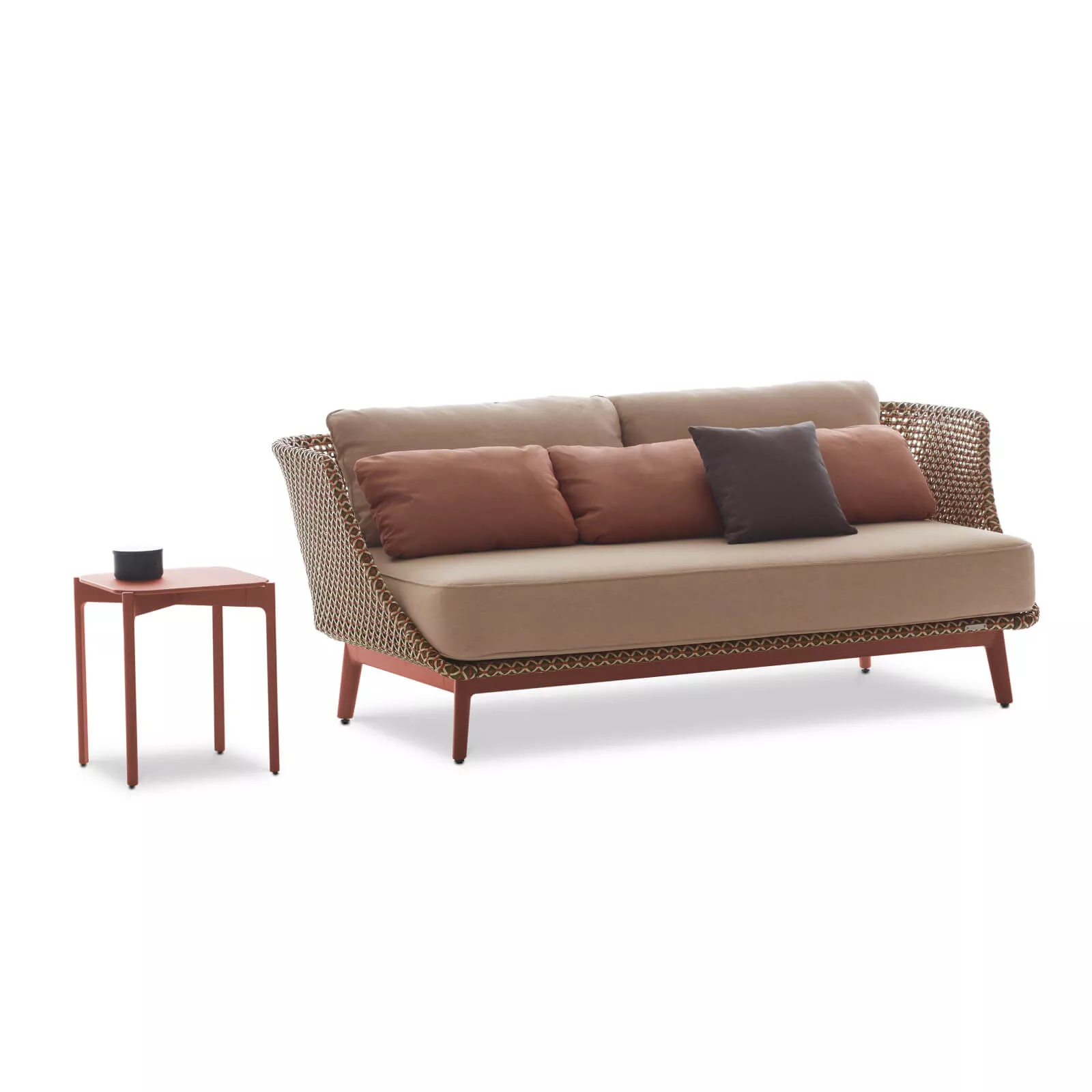 Dedon Mbarq 3er Sofa in Beige und Braun mit passendem Beistelltisch ohne Hintergrund
