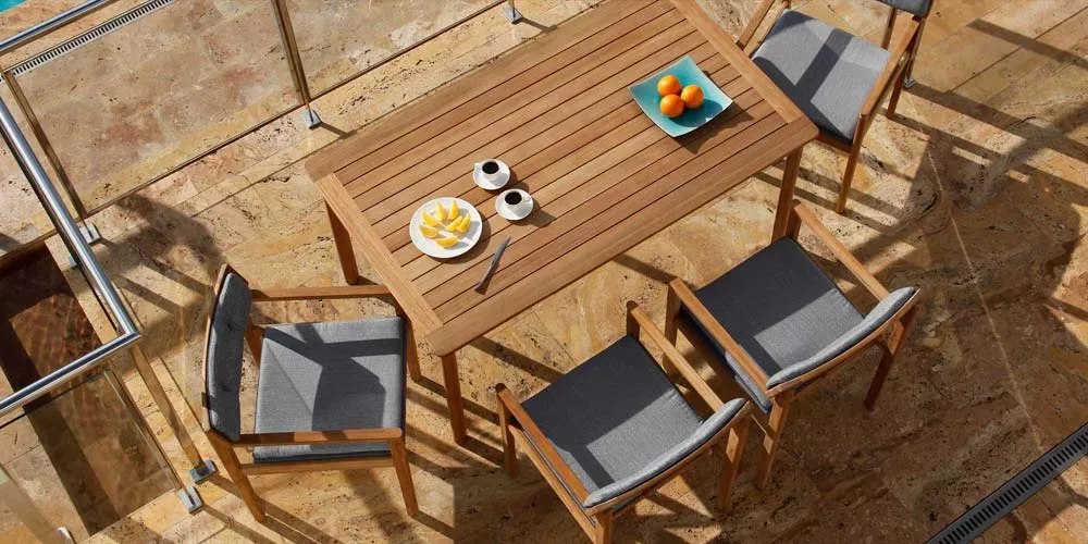 Barlow Tyrie Atom Loungegruppe aus Teakholz mit grauen Polstern auf einer Terrasse, Vogelperspektive.