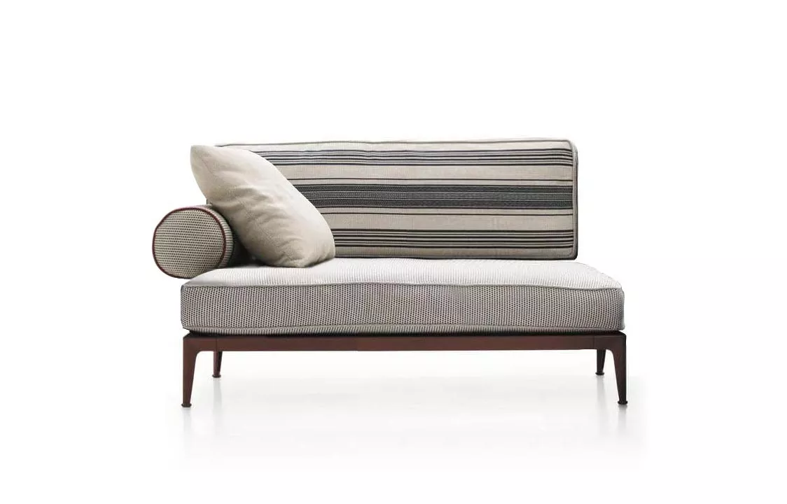 B&B Italia Ribes Chaiselongue links in beige und grau mit gestreiftem Muster und Kissen auf weißem Hintergrund.