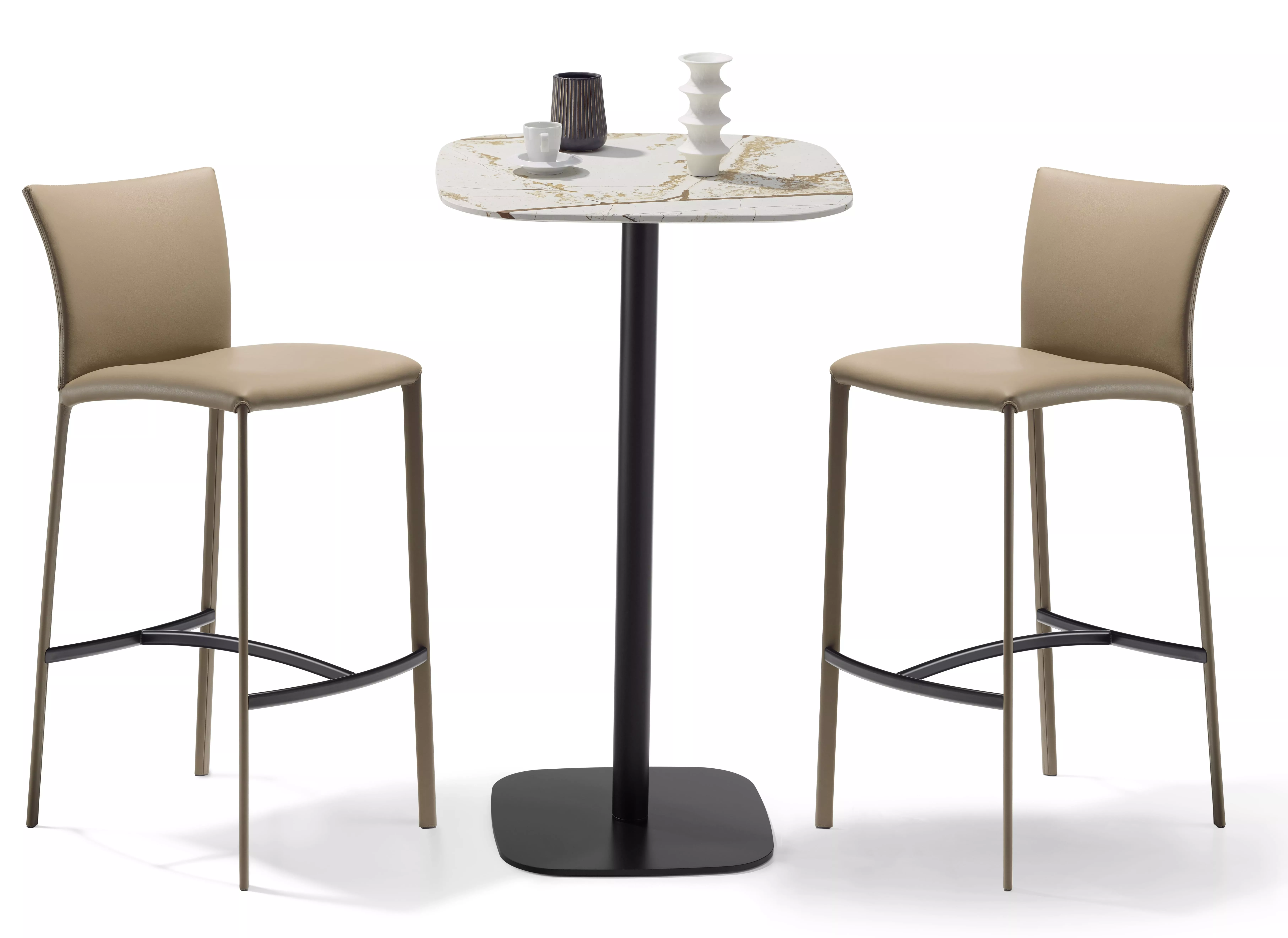 Zwei DRAENERT Nobile Bar Soft Stühle und ein Tisch mit Dekoration in einem minimalistischen Stil ohne Hintergrund.