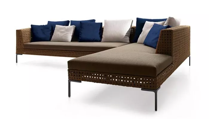 Charles Outdoor von B&B Italia Outdoor Gartenmöbel in braun mit blauen und weißen Kissen ohne Hintergrund